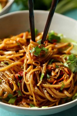  La Zǐshā Pòu: Un delizioso connubio di sapori piccanti e freschezza che si sprigiona da una ciotola di noodles!