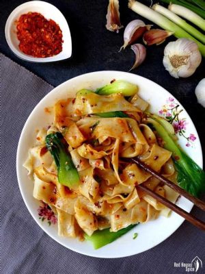  Biang Biang Noodles: Un delizioso intreccio di pasta tirata a mano e salsa piccante che ti trasporterà a Xi'an!