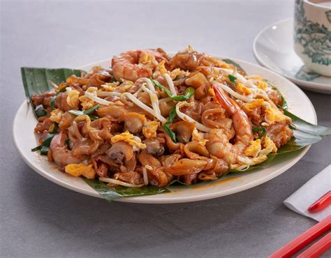  Char Kway Teow: Un'Esplosione di Sapori Umami e una Danza Cremosa di Noodles!