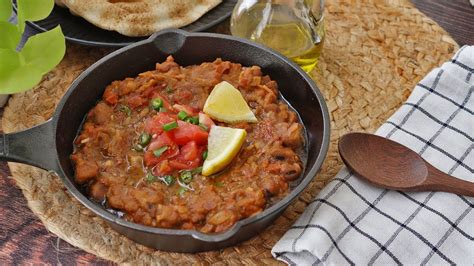  Foul Medames: Un'esplosione di sapori speziati che si sciolgono piacevolmente in bocca!