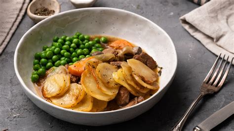 Lancashire Hotpot! Un piatto ricco e confortante, perfetto per scaldare il cuore durante le fredde serate invernali