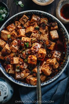 Mapo Tofu: Un piatto piccante e avvolgente che infiamma il palato con sapori umami intensi!