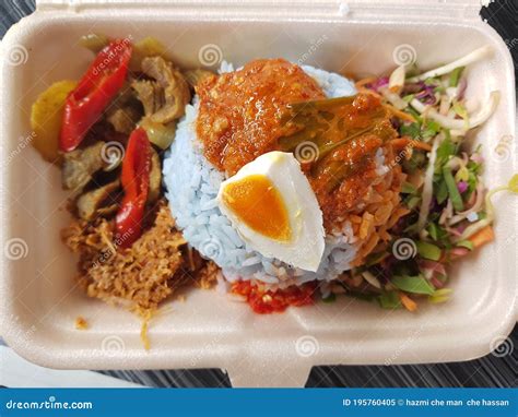  Nasi Kerabu: Un trionfo di sapori freschi e piccanti che conquisteranno il tuo palato!