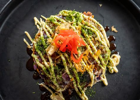  Okonomiyaki: Un Fritto Sapore di Mare Con Una Fantasia di Sapori Terrestri!