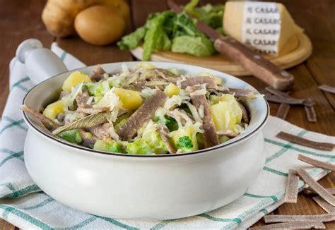 Pizzoccheri alla Valtellinese: Un piatto ricco e saporito che fonde sapori di montagna con la cremosità del formaggio!